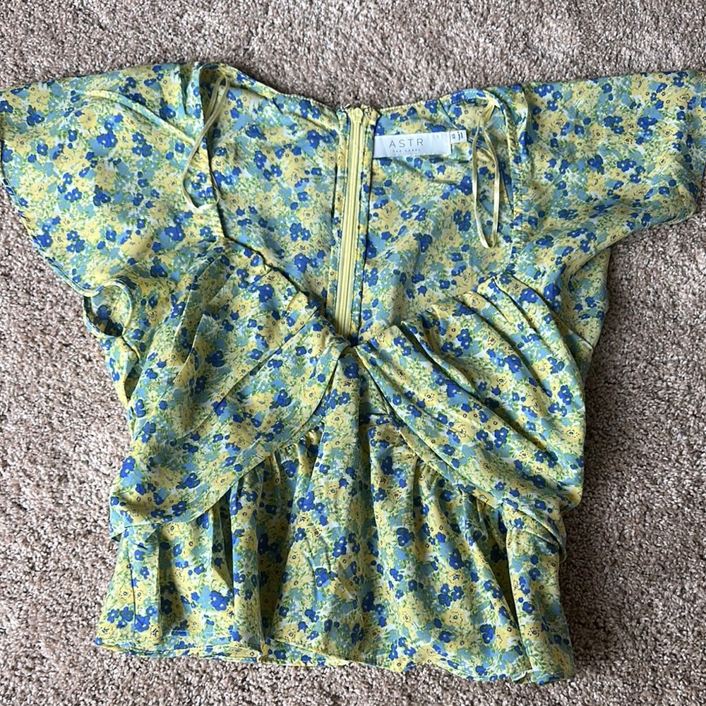 Astr Green Flutter Sleeve Peplum Blouse